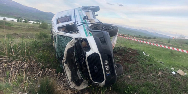 Cenaze aracı devrildi: 1 belediye personeli hayatını kaybetti