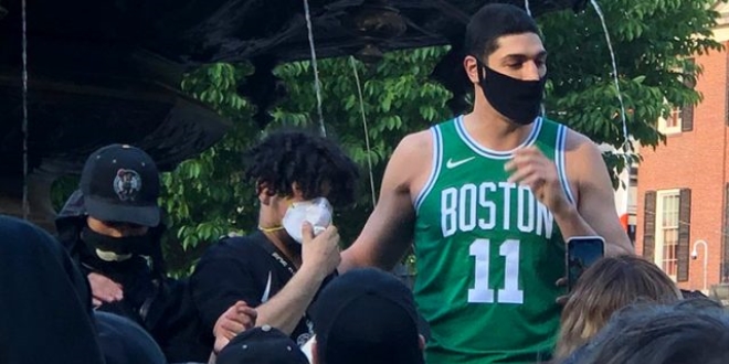 ABD'deki protestolara FETÖ'cü Enes Kanter de katıldı