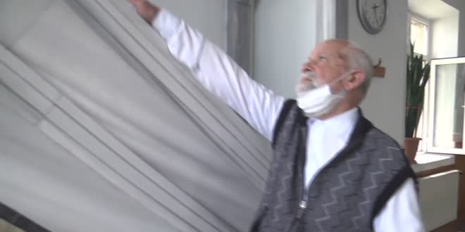 Emekli polis memuru 37 yıldır mahalle camisinin bakımını yapıyor