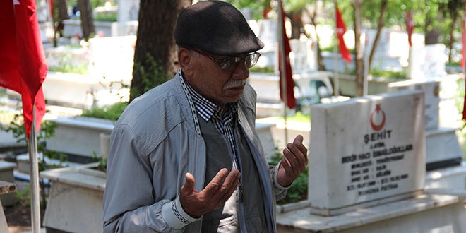 Şehit babasını, belediye başkanı makam aracıyla oğlunun kabrine götürdü