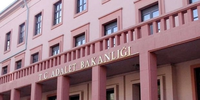 Adalet Bakanlığı şimdi de tuvaletleri ayırdı