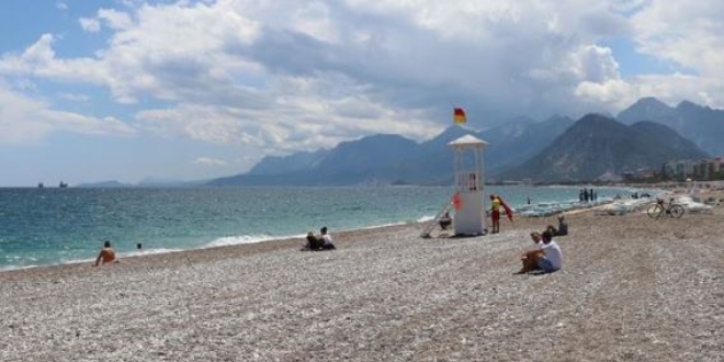 Antalya sahillerinde 'sosyal mesafeli' deniz ve güneş keyfi
