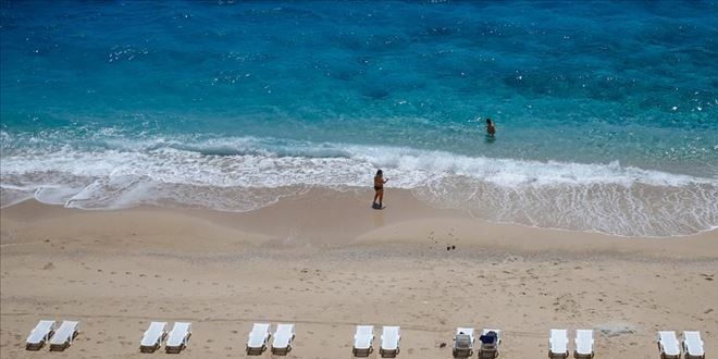 Kaputaş'ta 'sosyal mesafeli' deniz ve güneş keyfi