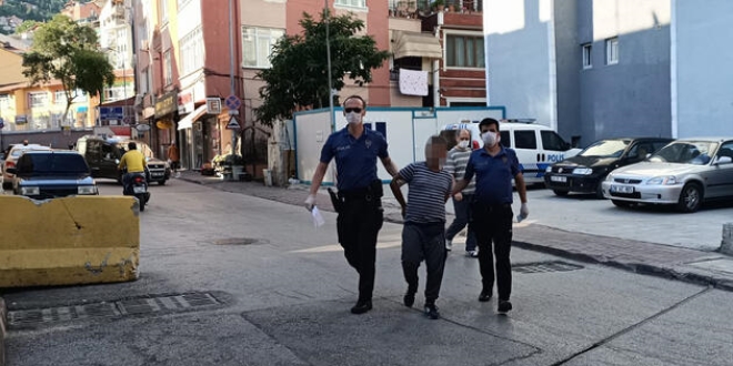 Maske takmadı, kendisini uyaran güvenlik görevlisine saldırdı