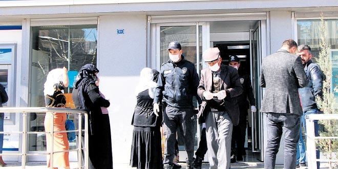 Yozgat'n Boazlyan ilesinde baz caddelerde maske takma zorunluluu