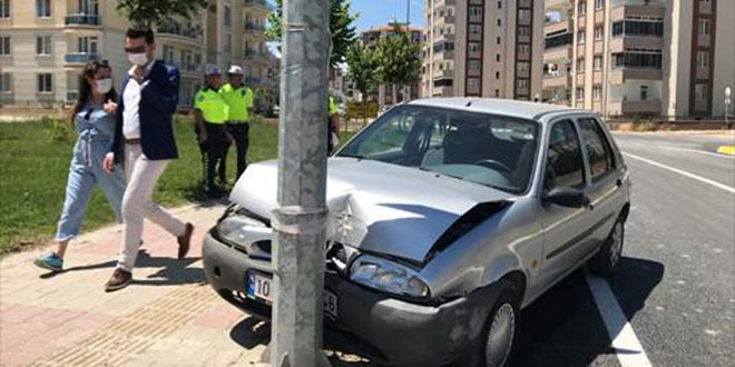 Kısıtlamaya rağmen dışarı çıkan 90 yaşındaki sürücü kaza yaptı