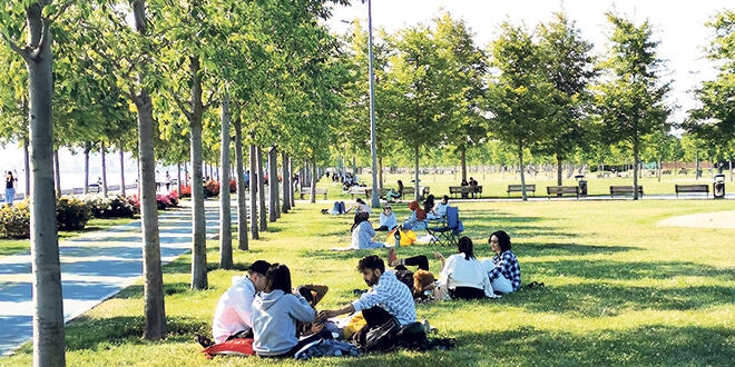 Sahillerde normalleşme yoğunluğu! Sosyal mesafe çizgileri silindi