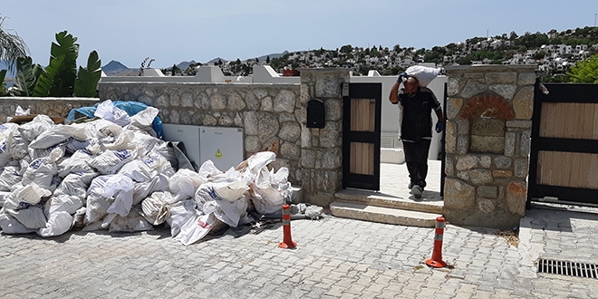 Gazetecilerin villalarnn kaak blmlerinin ykm devam ediyor