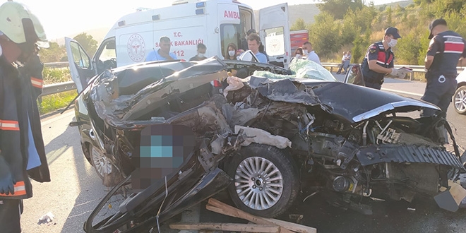 Mersin'de otomobil tıra çarptı: 3 ölü, 1 yaralı