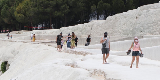 'Beyaz cennet' Pamukkale'de hafta sonu hareketlilii