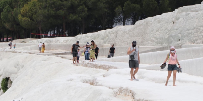 'Beyaz cennet' Pamukkale'de hafta sonu hareketliliği