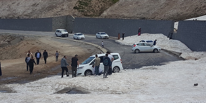 Yaz günü onlarca araç karda mahsur kaldı