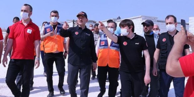 İçişleri Bakanı Soylu İdlib'deki briket evleri inceledi
