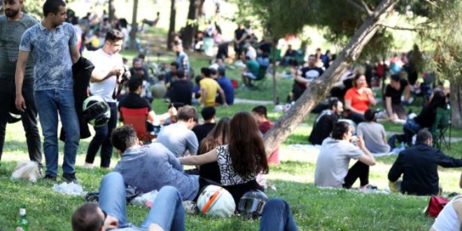 Görüntüler İstanbul'dan... nargile içip güneşlenerek geçirdiler