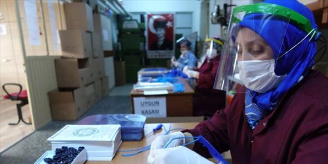 Meslek lisesinde LGS gözetmenlerine koruyucu siperlik üretiliyor