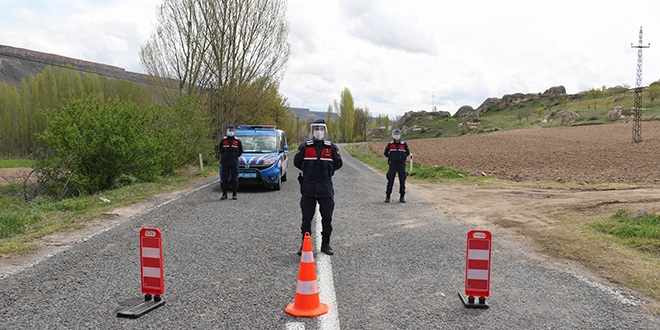 Askere gitmeden ailesini ziyarete geldi, ilçe merkezi karantinaya alındı