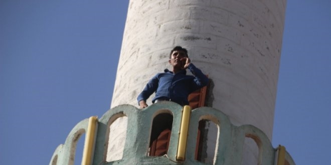 Cep telefonu ile konuşmak için minareye çıkıyorlar