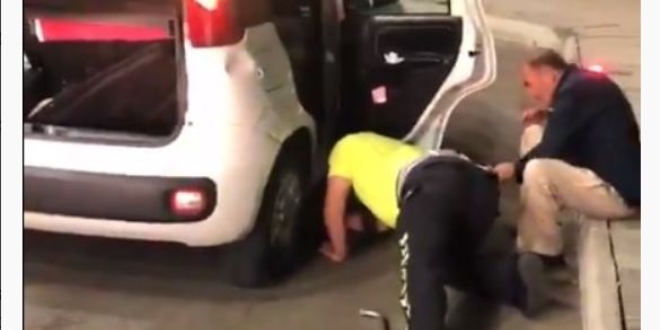 Trafik polisi lastiği patlayan özel gereksinimli sürücünün lastiğini değişti
