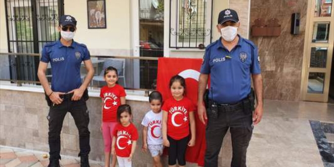 Türk polisi merhamet ve şefkatini salgın sürecinde bir kez daha gösterdi
