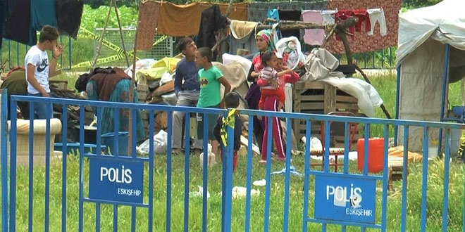 Çadır kentte maskesiz, sosyal mesafesiz karantina