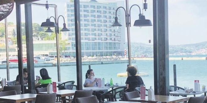 Restoranlarda yeni normal: Masa tablet, robot garson oldu