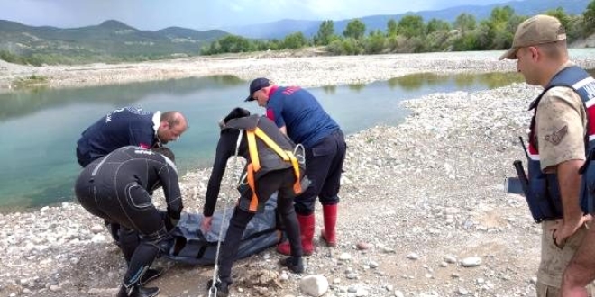 Serinlemek için Kelkit Çayı'na giren lise öğrencisi boğuldu