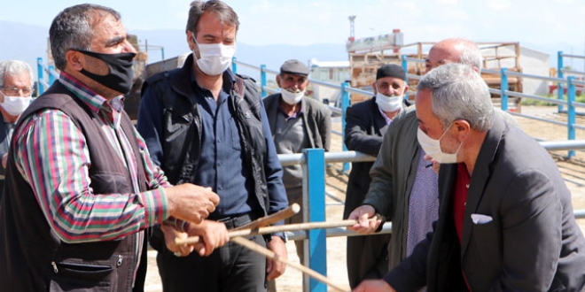 Hayvan pazarında el sıkışma yerine 'sopalı pazarlık' dönemi