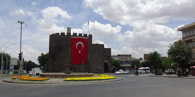 Vaka sayısı artan Diyarbakır'da vatandaşlar eve çekildi