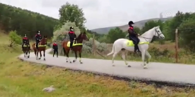 Atlı polis timlerinden Eymir Gölü'nde sosyal mesafe denetimi