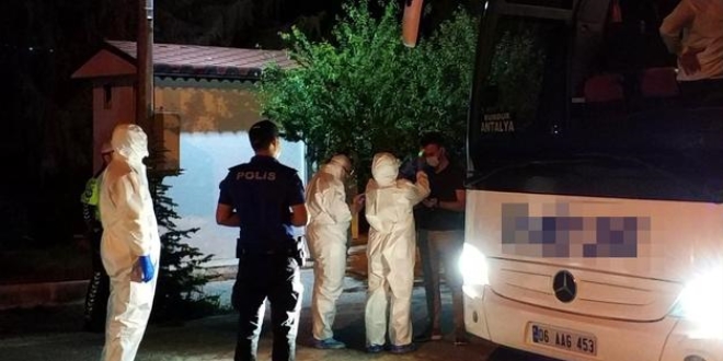 Otobüsteki yolcu devamlı öksürünce, polise ihbar ettiler