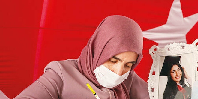 Diyarbakır annesi, acısını yazıya dökmek için okuma yazma öğreniyor
