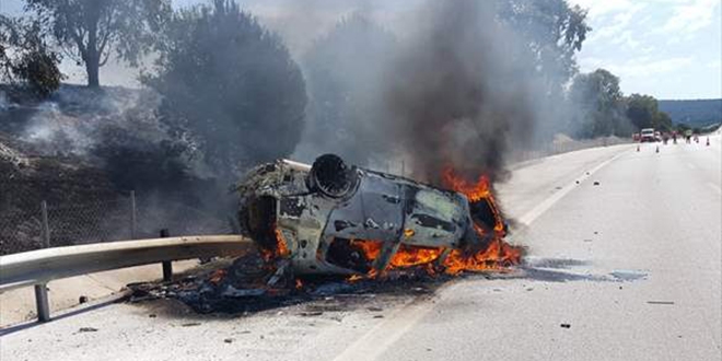 2 kişi otomobilde yanarak hayatını kaybetti