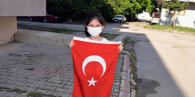 Ceren'den, düşen Türk bayrağına örnek davranış