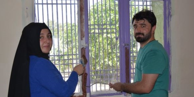 İmam ve öğretmen eşi camiyi boyayıp temizliyor