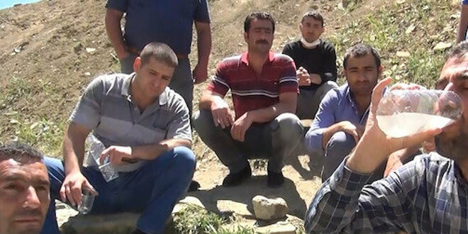 Böbrek taşına iyi geliyor, suya attığı çakıl taşlar eridi