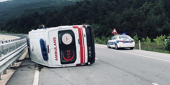 112 ambulansı devrildi: 1 ATT yaralandı