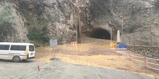 Artvin-Erzurum kara yolu heyelan nedeniyle ulaşıma kapandı