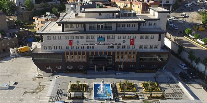 Nuh'un Gemisi görünümlü belediye binası dikkati çekiyor
