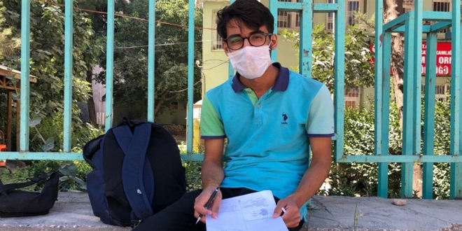 LGS'ye giren kardeşini beklerken kaldırımda YKS'ye hazırlandı