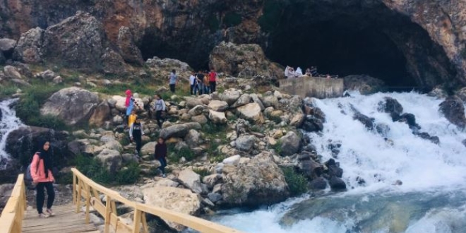 Muhar, öğrencileri sınava kendi minibüsüyle getirdi
