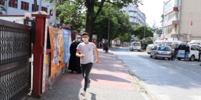 Kimliğini unutan öğrenci koşarak sınava girdi