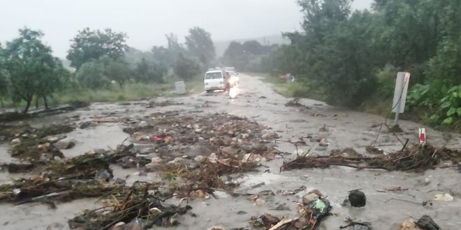 Bursa-İznik kara yolu kuvvetli sağanak nedeniyle kapandı