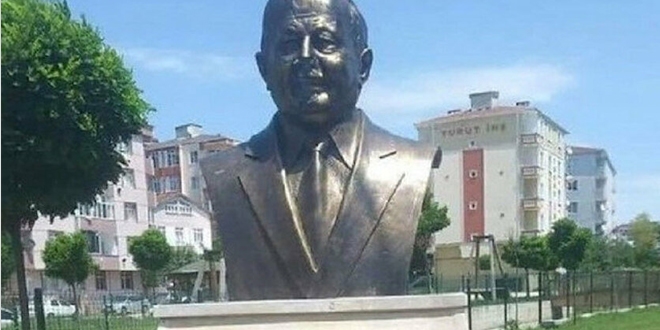 CHP'li belediyenin diktiği Erbakan'ın büstü olay oldu