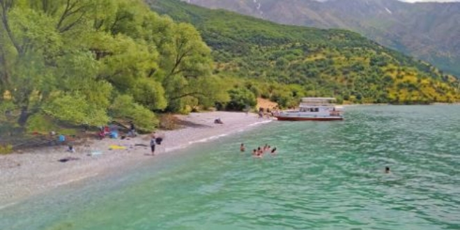 Van Gölü'nün saklı koyları ziyaretçilerini mest ediyor