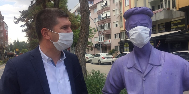 Maske farkındalığı oluşturmak için heykellere maske taktılar