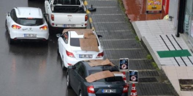 Araçlarını doludan korumak için kartonlu ve battaniyeli önlem