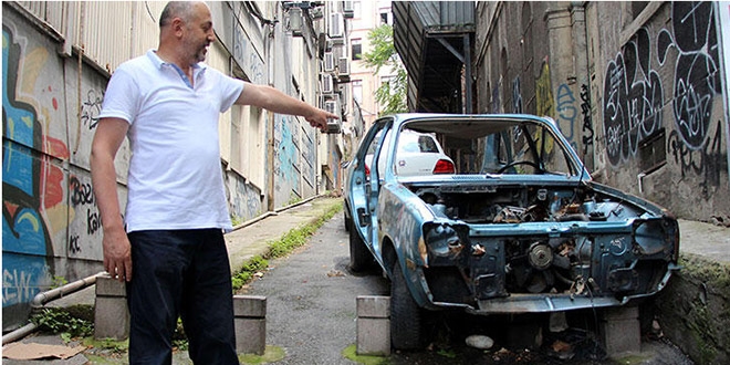 Sokağa park ettiği otomobili parça parça çaldılar