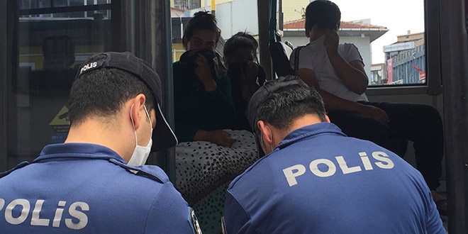 Maskesiz bindikleri minibüste polisi görünce yüzlerini gizlediler, cezadan kaçamadılar