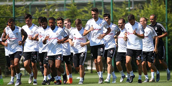 Beşiktaş'ta iki futbolcunun testi pozitif çıktı