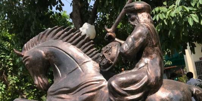'Diriliş Ertuğrul' dizisinin etkisiyle Pakistan'da Ertuğrul Gazi heykeli dikildi